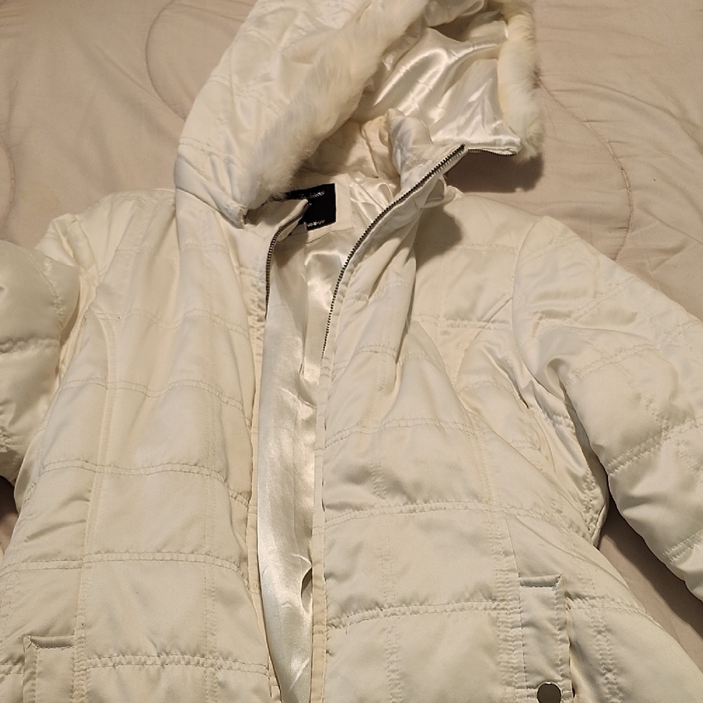 Elegant Cream Puffer Jacket with Hood